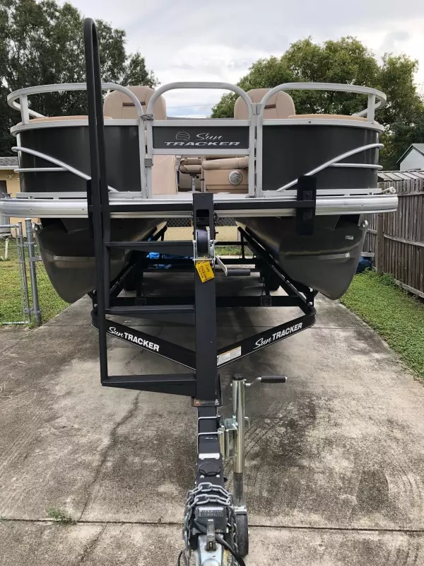 2017 Sun Tracker 22 DLX Fishin Barge