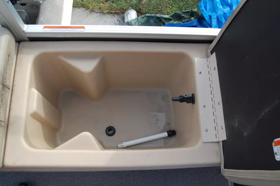 2017 Sun Tracker 22 DLX Fishin Barge