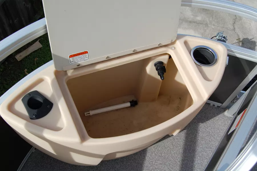 2017 Sun Tracker 22 DLX Fishin Barge