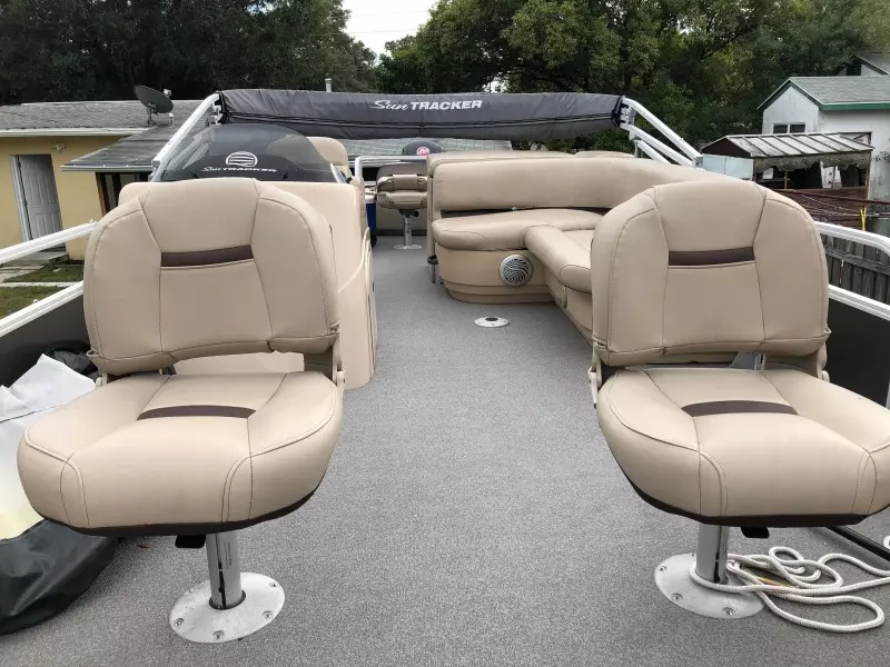 2017 Sun Tracker 22 DLX Fishin Barge