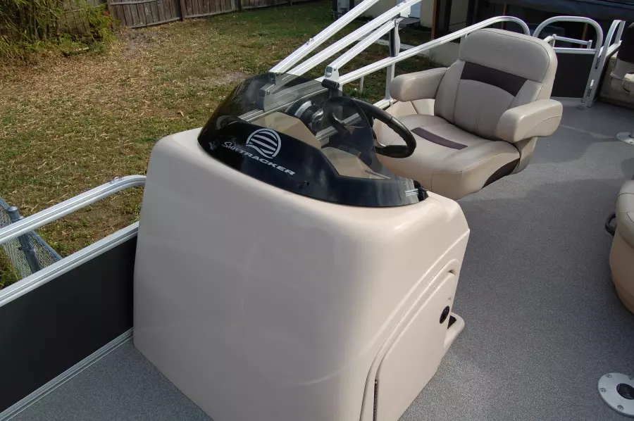 2017 Sun Tracker 22 DLX Fishin Barge