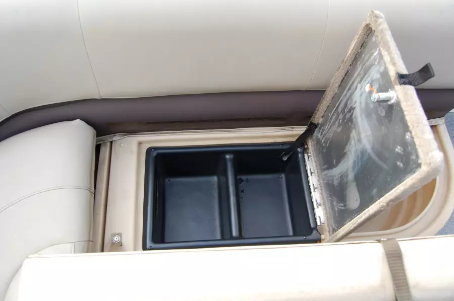 2017 Sun Tracker 22 DLX Fishin Barge