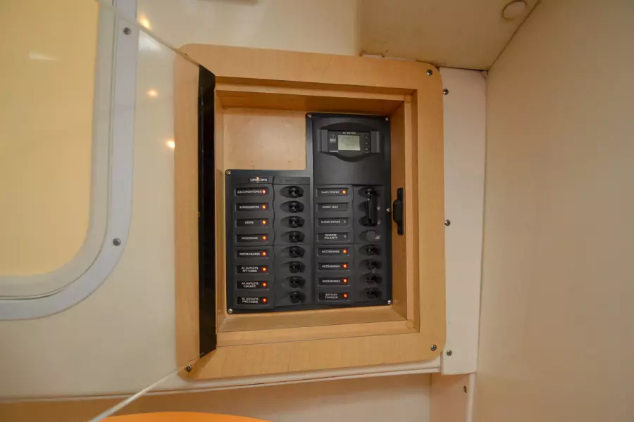 2007 World Cat 320 EC