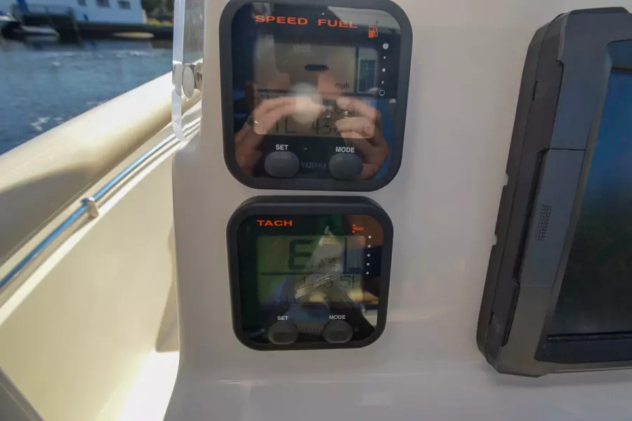 2014 Cobia 237 Cc 16