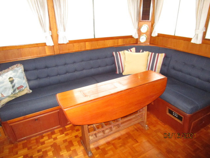 42' Grand Banks salon starboard seating