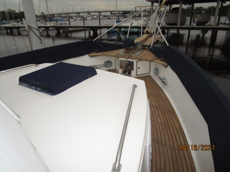 42' Grand Banks foredeck