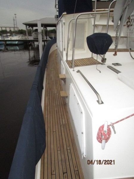 42' Grand Banks port side deck2