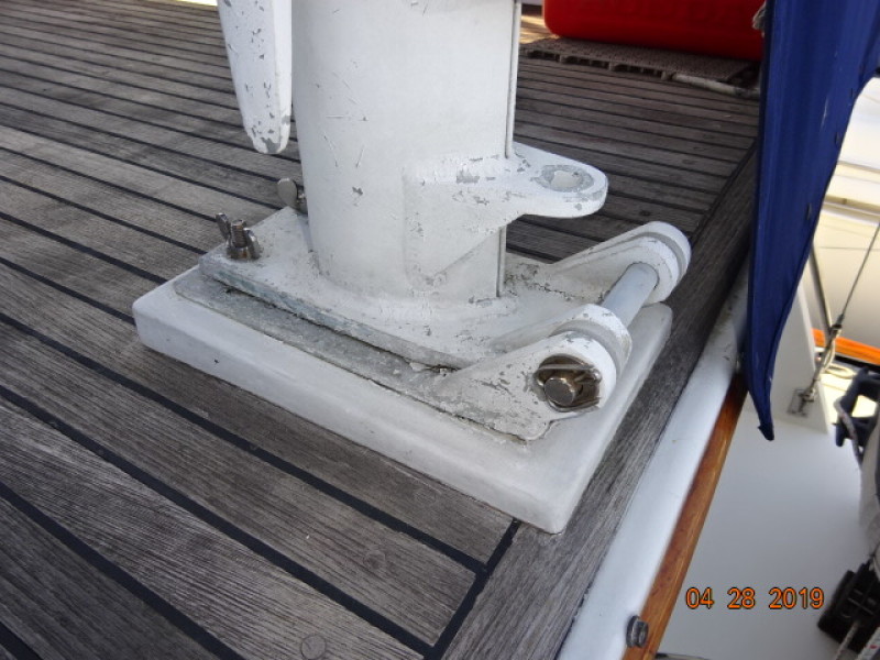 42' Grand Bank flybridge hinged mast