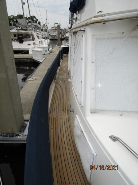 42' Grand Banks starboard side deck1