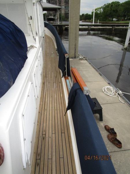 42' Grand Banks starboard side deck2