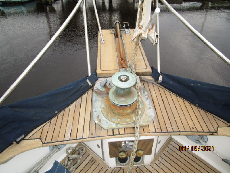 42' Grand Banks anchor windlass