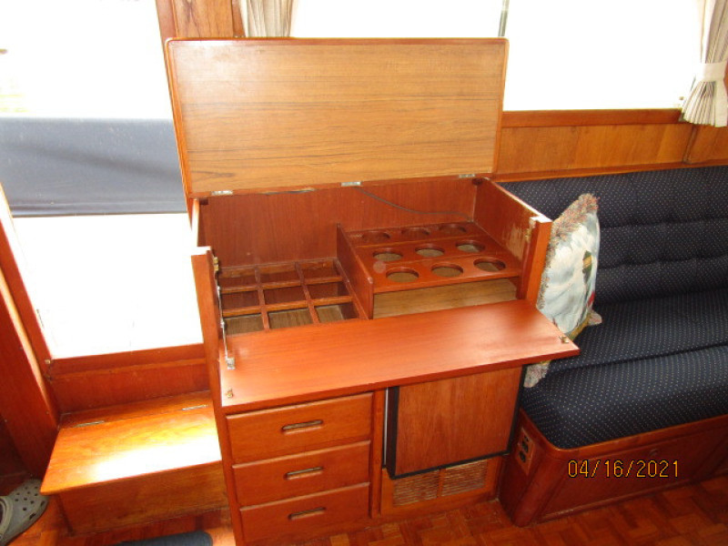 42' Grand Banks salon bar