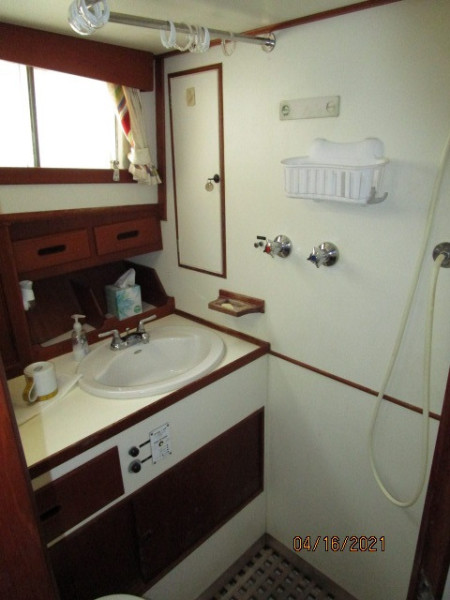42' Grand Banks guest stateroom head