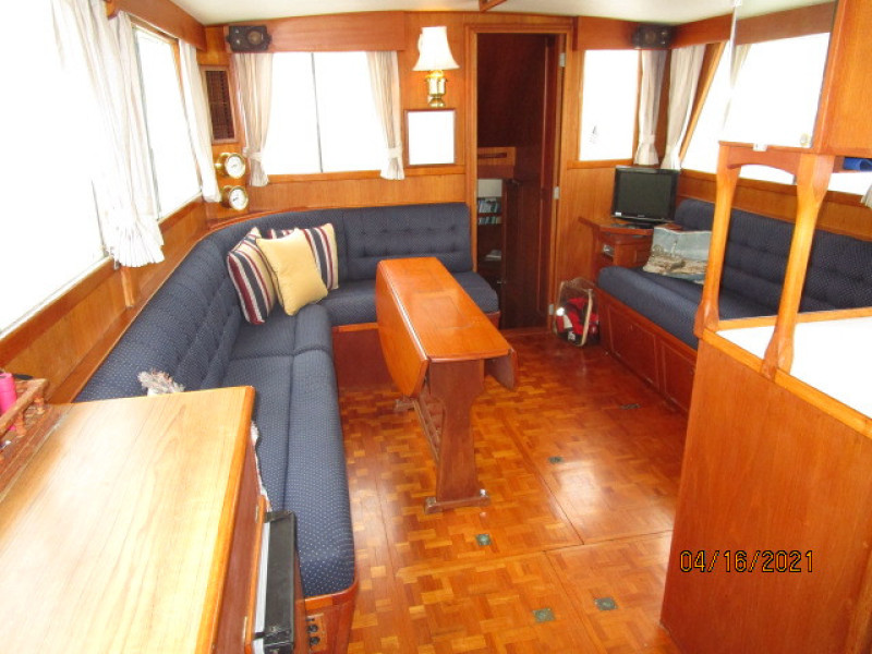 42' Grand Banks salon aft