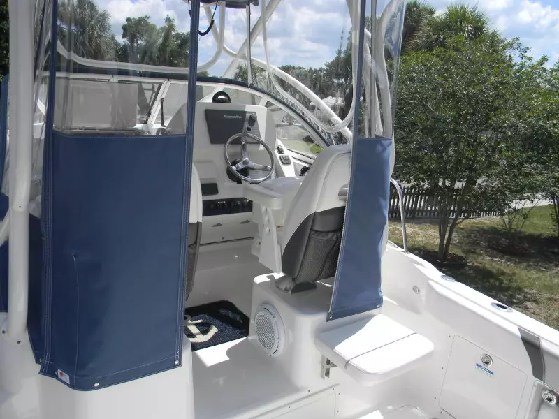 2016 Century 2600 - Cockpit