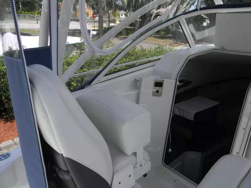 2016 Century 2600 - Helm Companion Seat