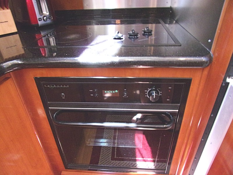 2004 Carver 466 Carver Aft Cabin