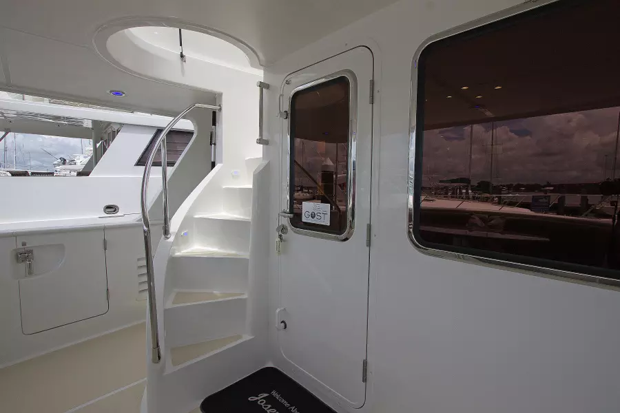 Aft Flybridge Stairway
