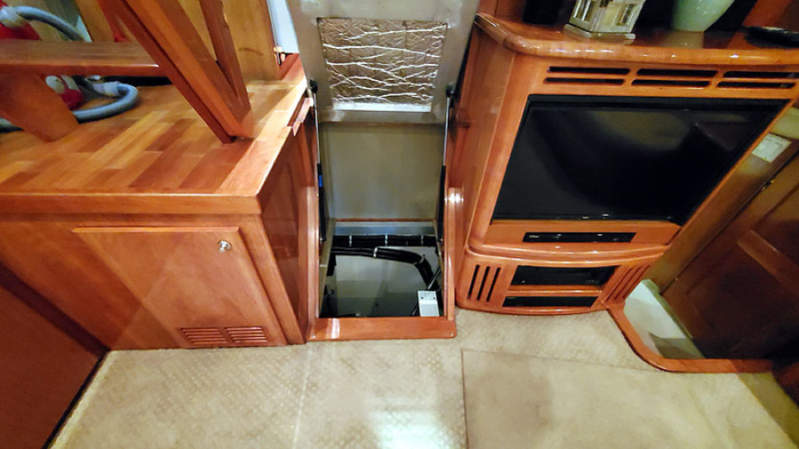 2004 Navigator 5700 Rival Pilothouse