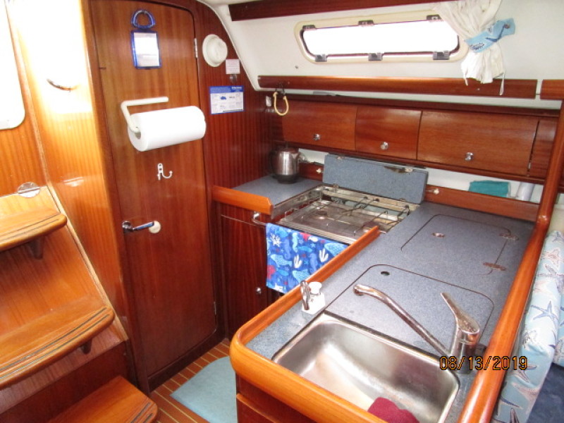 2004 Bavaria 36-3 Cabin