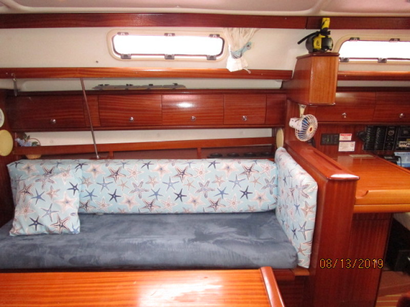 2004 Bavaria 36-3 Cabin