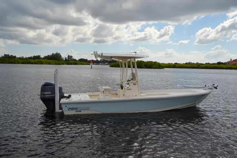24ft Pathfinder Yacht For Sale