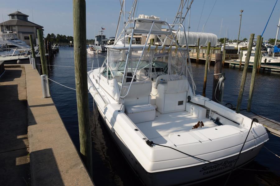 37' 2005 Stamas Express