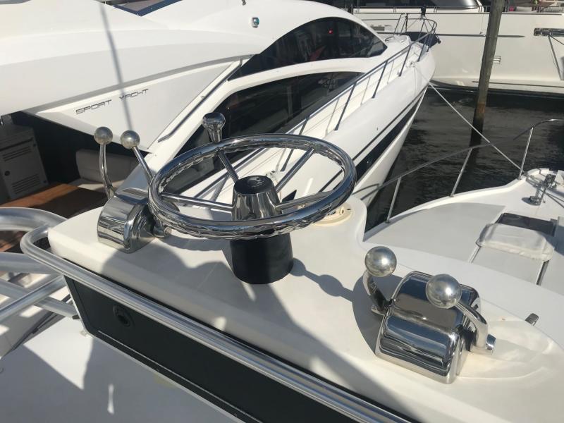 37' 2005 Stamas Express