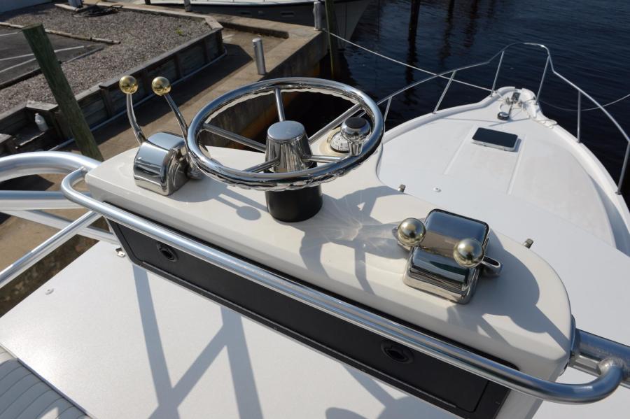 37' 2005 Stamas Express