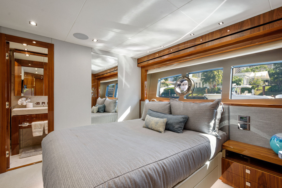 95' 2017 Sunseeker Yacht