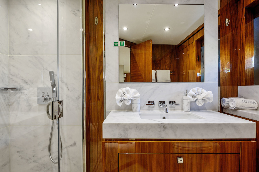 95' 2017 Sunseeker Yacht