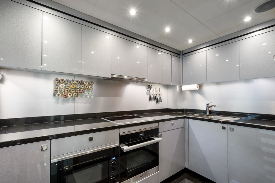 95' 2017 Sunseeker Yacht