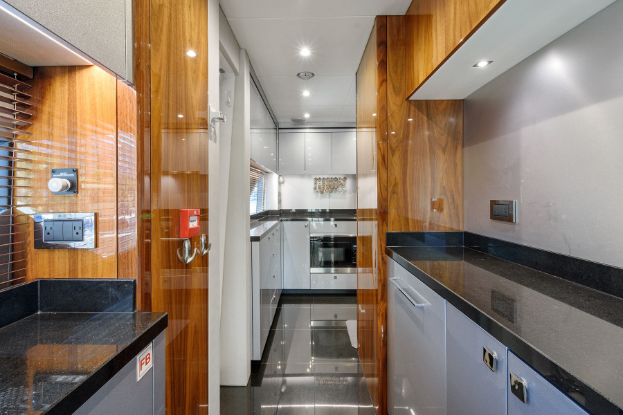 95' 2017 Sunseeker Yacht