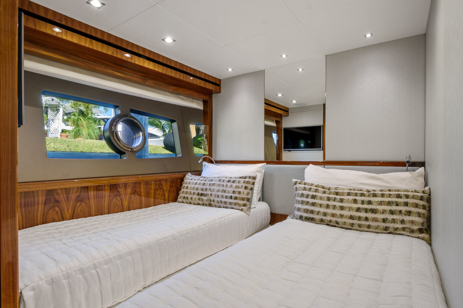 95' 2017 Sunseeker Yacht