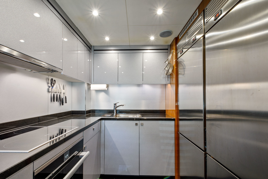 95' 2017 Sunseeker Yacht