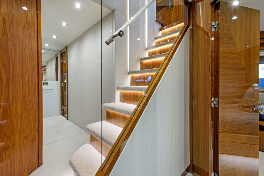 95' 2017 Sunseeker Yacht