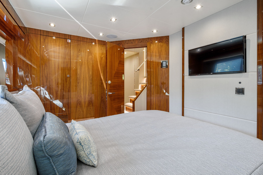 95' 2017 Sunseeker Yacht