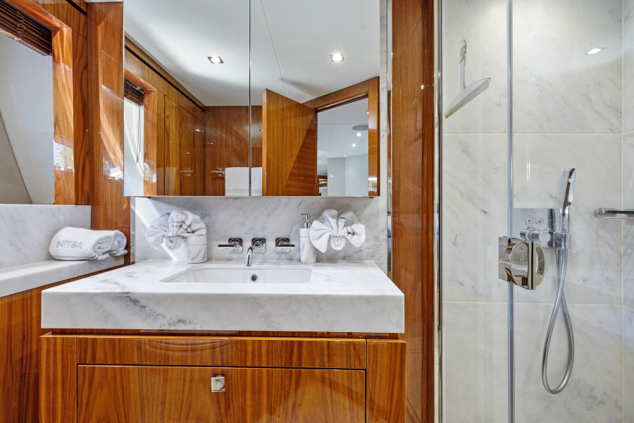 95' 2017 Sunseeker Yacht