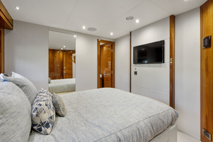 95' 2017 Sunseeker Yacht