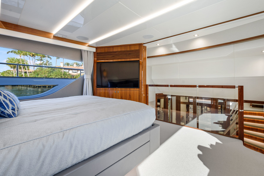 95' 2017 Sunseeker Yacht