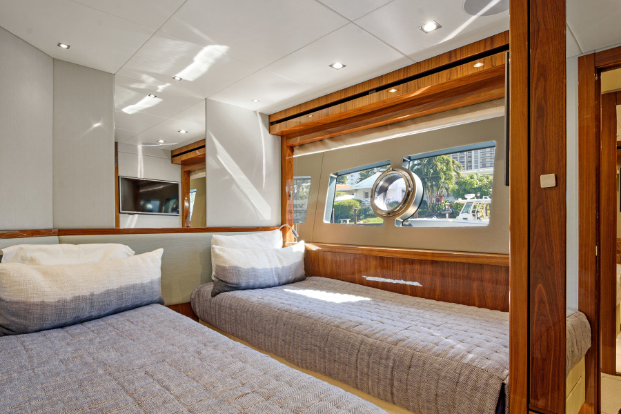 95' 2017 Sunseeker Yacht