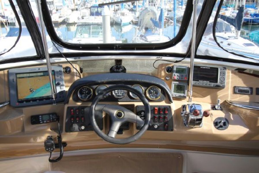 44' 2004 Carver Cockpit Motor Yacht