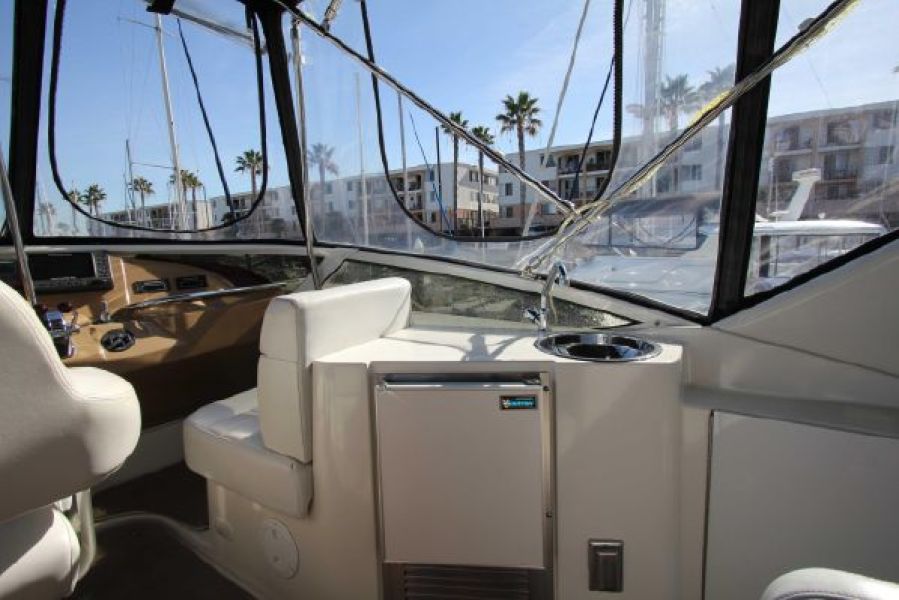 44' 2004 Carver Cockpit Motor Yacht