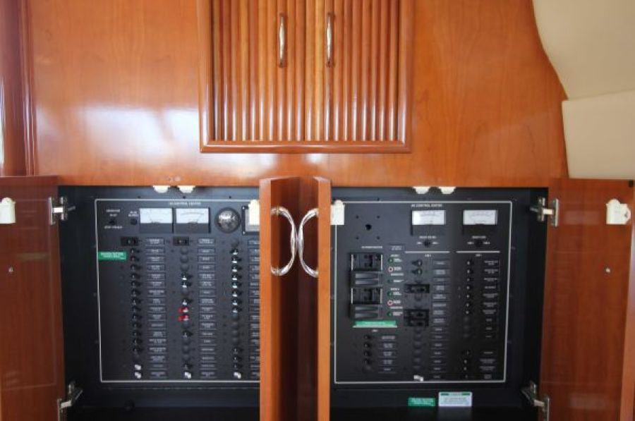 44' 2004 Carver Cockpit Motor Yacht