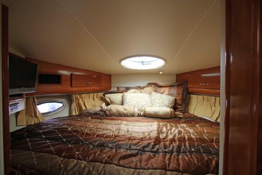 44' 2004 Carver Cockpit Motor Yacht