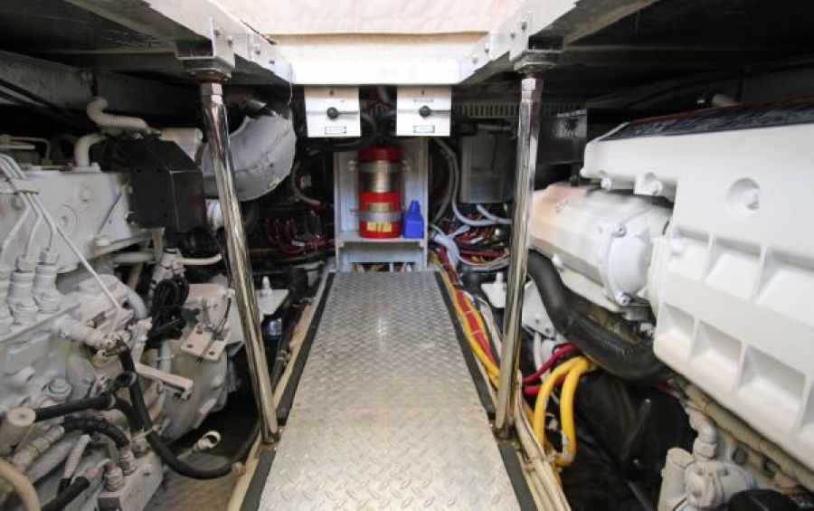 44' 2004 Carver Cockpit Motor Yacht