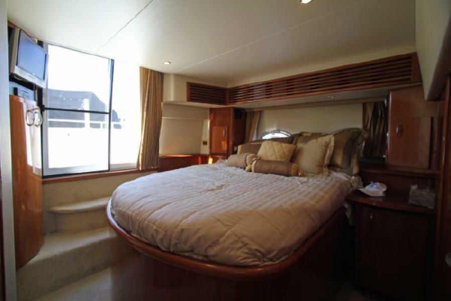 44' 2004 Carver Cockpit Motor Yacht