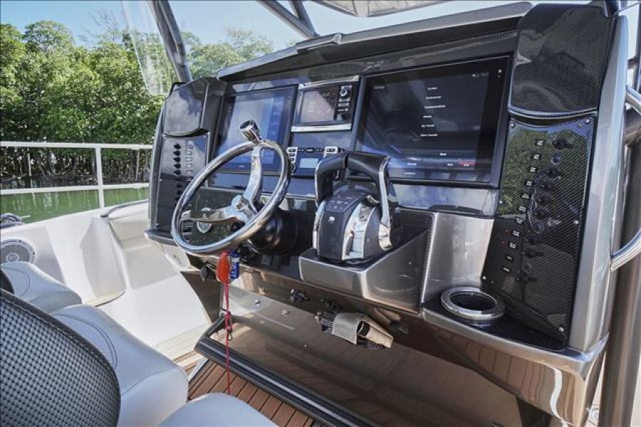 39' 2015 Nor-Tech Center Console