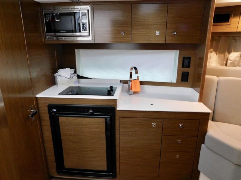 39' 2015 Cruisers Yachts Express Coupe