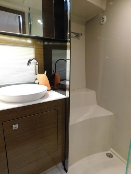 39' 2015 Cruisers Yachts Express Coupe